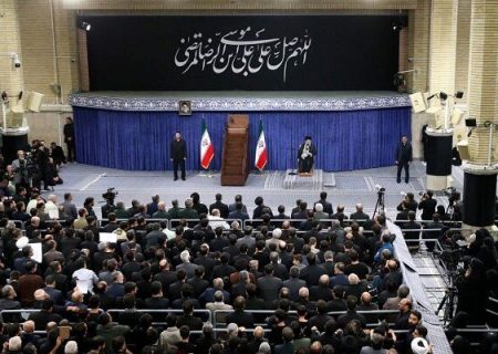 باید از خدمتگزاران کشور بویژه رئیس جمهور پرکار و پرتلاش حمایت شود/ مقابل آمریکا می ایستیم/ویدئو