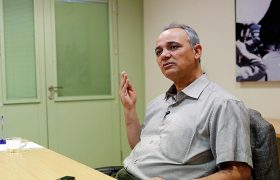 پزشکیان اگر جلوی آتش به اختیارها را نگیرد از مرام داشمشتی گری فقط راه رفتنش را دارد!/ میدان دادن به نیرویی تحت عنوان “آتش به اختیار” مانند پرورش مار در آستین حکومت است/ بحث دین نیست و دعوا بر سر لحاف مرحوم ملاست