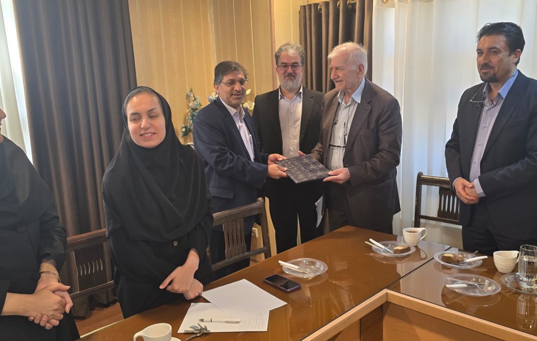 تقدیر از پنج تن از اساتید حامی و عضو صندوق حمایت از دانشجویان رشته پزشکی به همت مجمع خیرین تامین سلامت فارس