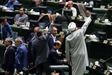 در جلسه سه شنبه با هر فریاد نمایندگان، دلار بالاتر رفت