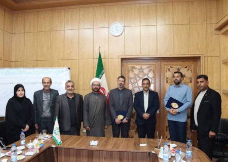 مدیران ارشد اتحادیه تعاونی های تامین نیاز صنفی استاد کاران و کارگران فصلی فارس با مدیر صندوق کشاورزان روستائیان و عشایر فارس و معاونت توسعه و عمران تولیت استان مقدس احمدی و محمدی (ع) دیدار کردند