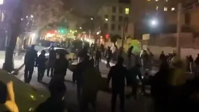 گزارش میدانی از اعتراضات شبانه ۱۳ دی / تجمعات پراکنده در تهران و مشهد، اغتشاشات خشونت‌بار در غرب کشور / سمت و سوی شعارهای اعتراضی چیست؟