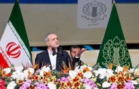 سخنرانی پزشکیان در میدان آزادی؛ عذرخواهی از مردم بابت مشکلات و کمبودها | آماده‌ایم صدای مردم را بشنویم | باید این زخم را درمان کنیم …