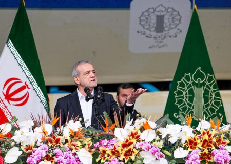 سخنرانی پزشکیان در میدان آزادی؛ عذرخواهی از مردم بابت مشکلات و کمبودها | آماده‌ایم صدای مردم را بشنویم | باید این زخم را درمان کنیم …