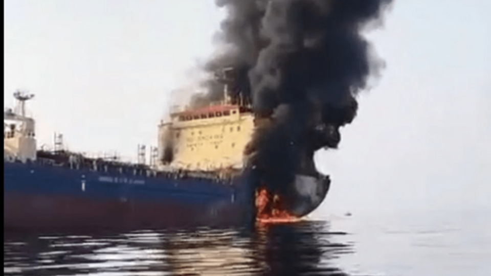 بیش از ۱۰ نفتکش در تنگه هرمز مورد اصابت قرار گرفت