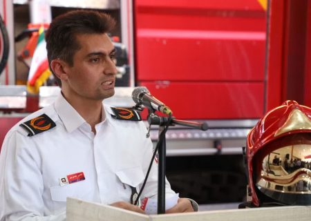 تلاش آتش نشانان شیراز برای مهار دو حادثه آتش‌سوزی پیاپی در ارتفاعات و دامنه‌های کوهستانی شیراز/ آتش‌نشانان تمام تلاش خود را برای مهار و جلوگیری از پیشروی حریق به کار بسته‌اند