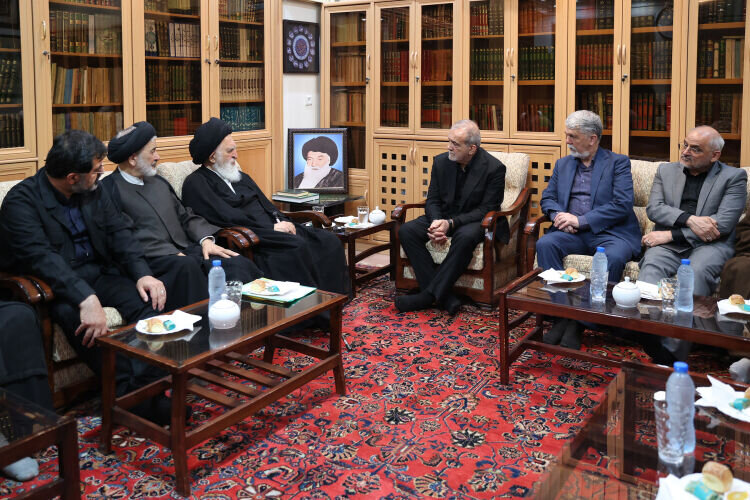 پزشکیان در دیدار با یکی از مراجع تقلید: مخالفان دولت به تیم مذاکره‌کننده برچسب ضد ولایت، ضد دین و وطن‌فروش می‌زنند