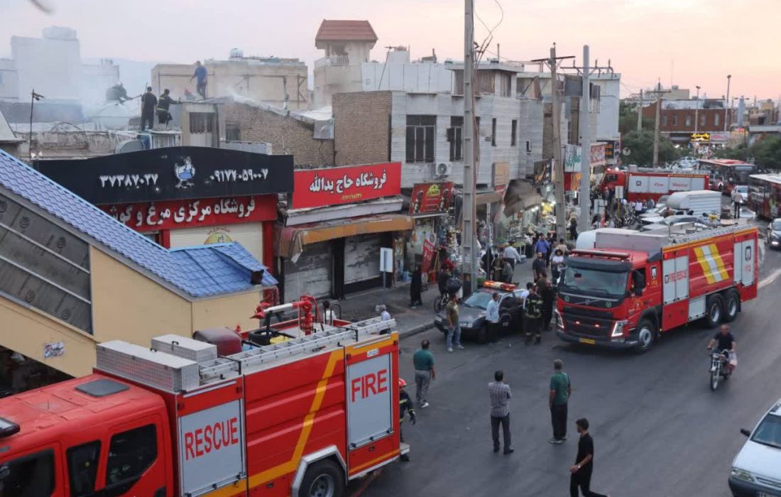 مهار آتشسوزی ۳ منزل مسکونی با سقف شیروانی در شیراز/ضمن اطفای حریق، ۷نفر از ساکنان منازل بهسرعت تخلیه و به نقاط امن منتقل شدند