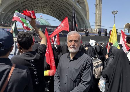فضای حاکم بر مصلای پایتخت جمهوری اسلامی، تجلی شور و وفاداری بی‌مانند امت اسلام و آزادگان عالم به امام شهید خود و ولی‌زمان است
